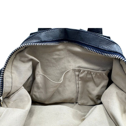 Tasca interna di una Borsa Givenchy Nightingale in pelle blu notte e parti metalliche dorate. Munita di doppi manici e tracolla una amovibile arricchita da una cerniera decorativa. Indossabile a mano o a tracolla. Originale, usata, di lusso, in ottime condizioni