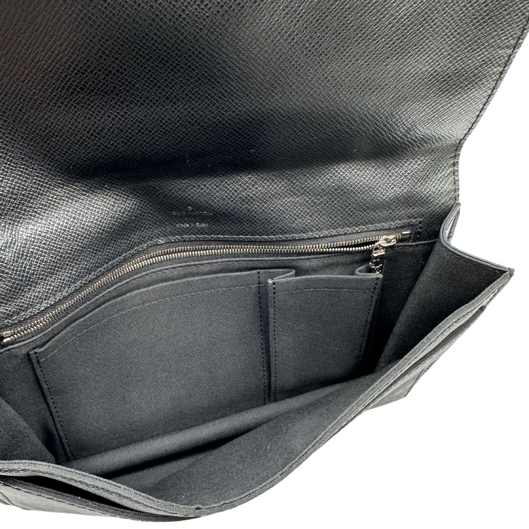 Pochette Taiga Beraia Louis Vuitton