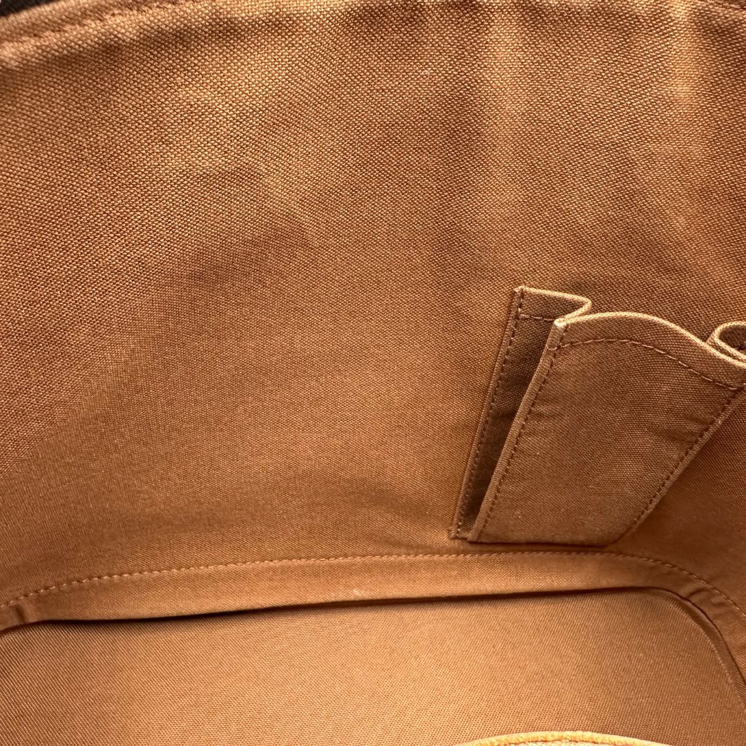 interno Borsa Louis Vuitton in canvas marrone monogram con finiture in vacchetta naturale e parti metalliche dorate; munita di doppi manici stondati, da portare a mano, di lusso, originale, ottime condizioni.