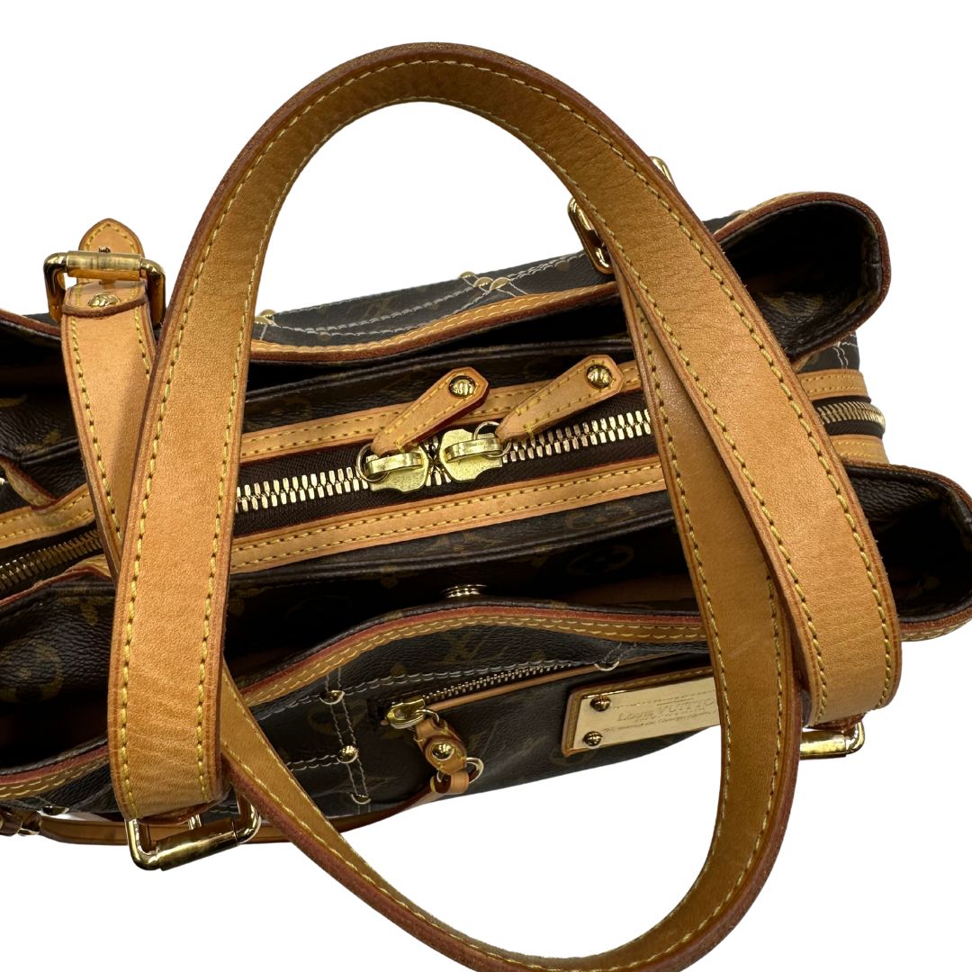 Vista superiore di una borsa Louis Vuitton in canvas marrone monogram con cuciture decorative e finiture in vacchetta naturale. Parti metalliche dorate; munita di doppi manici, indossabile a spalla.