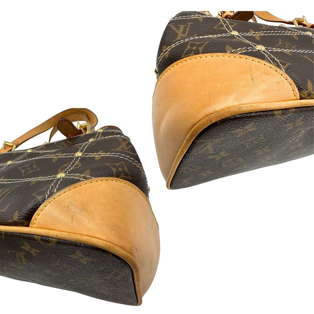 Angoli di una borsa Louis Vuitton in canvas marrone monogram con cuciture decorative e finiture in vacchetta naturale. Parti metalliche dorate; munita di doppi manici, indossabile a spalla.
