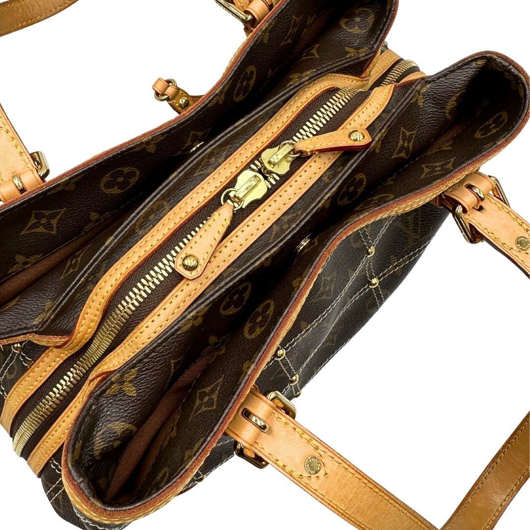 Vista superiore di una borsa Louis Vuitton in canvas marrone monogram con cuciture decorative e finiture in vacchetta naturale. Parti metalliche dorate; munita di doppi manici, indossabile a spalla.