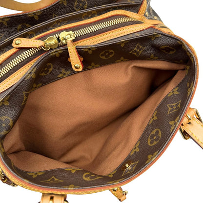 Interno di una borsa Louis Vuitton in canvas marrone monogram con cuciture decorative e finiture in vacchetta naturale. Parti metalliche dorate; munita di doppi manici, indossabile a spalla.