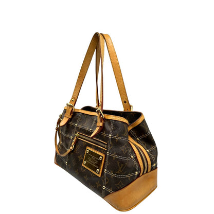 Laterale destro di una borsa Louis Vuitton in canvas marrone monogram con cuciture decorative e finiture in vacchetta naturale. Parti metalliche dorate; munita di doppi manici, indossabile a spalla.