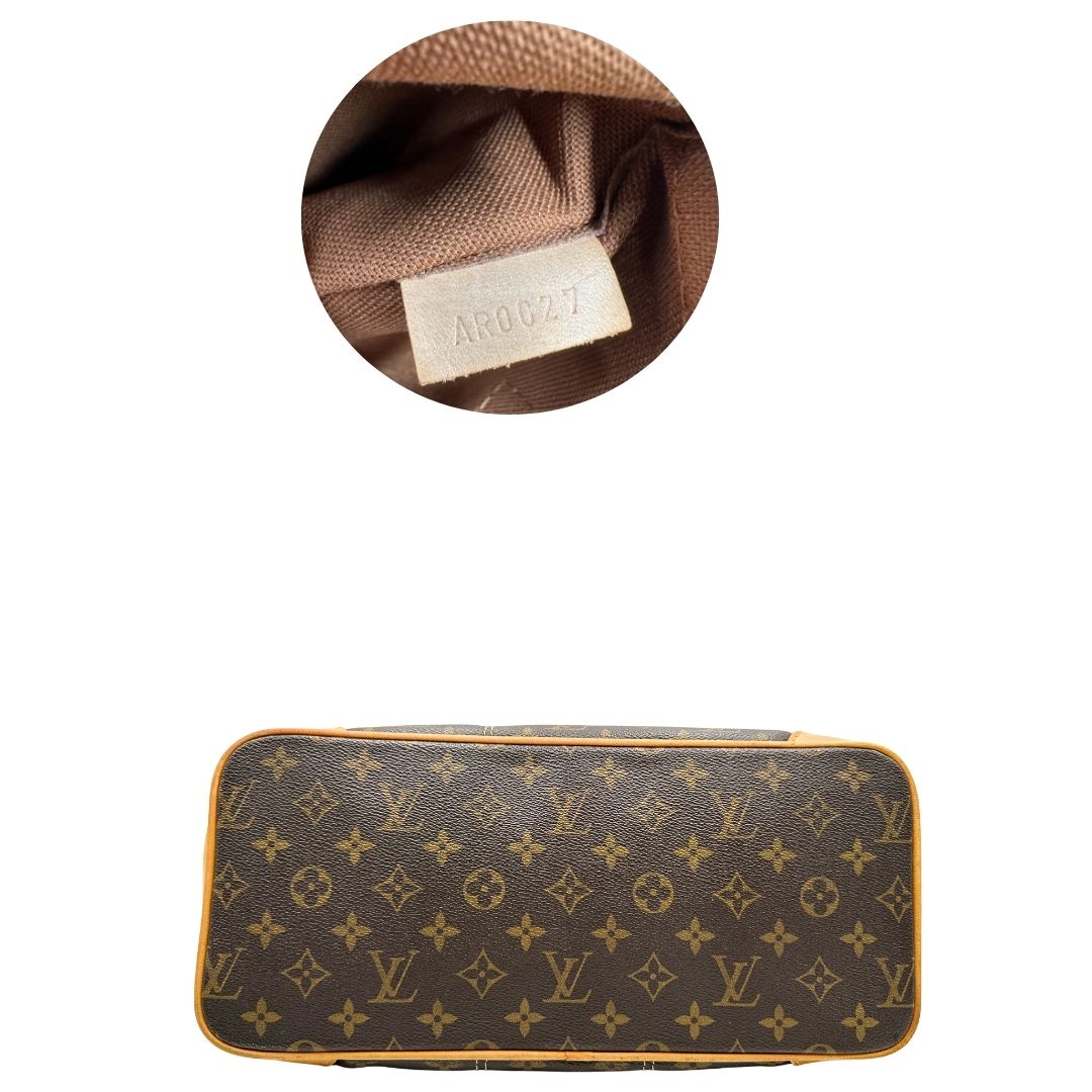 Base e codice di una borsa Louis Vuitton in canvas marrone monogram con cuciture decorative e finiture in vacchetta naturale. Parti metalliche dorate; munita di doppi manici, indossabile a spalla.