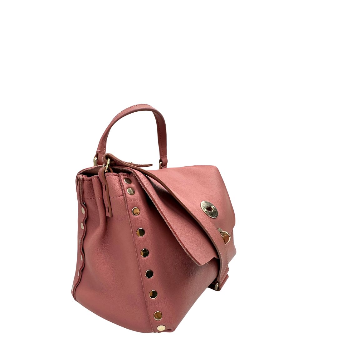 Lato destro di una Borsa Zanellato in pelle rosa con parti metalliche in oro chiaro munita di un manico singolo e una tracolla amovibile e regolabile. Originale, usata, di lusso, in ottime condizioni