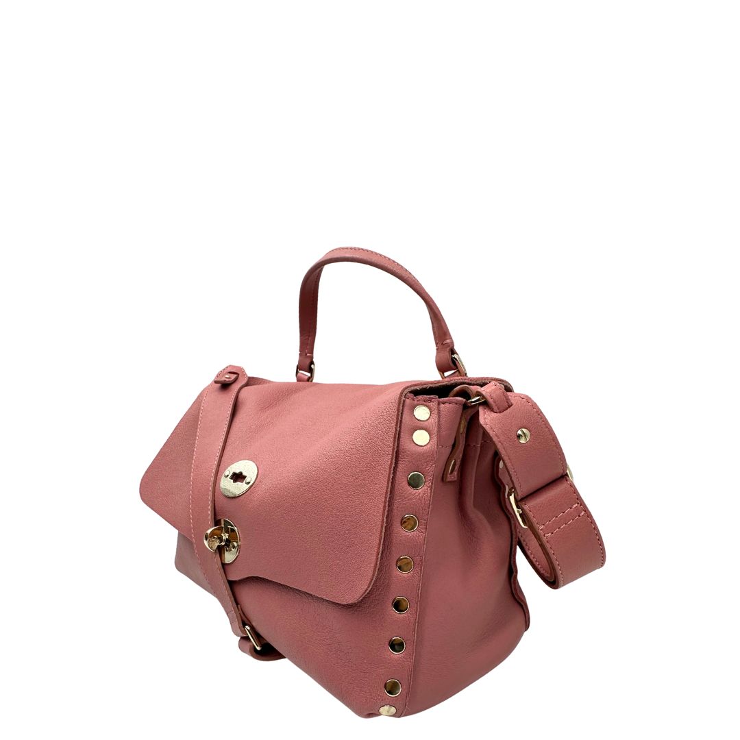 Lato sinistro di una Borsa Zanellato in pelle rosa con parti metalliche in oro chiaro munita di un manico singolo e una tracolla amovibile e regolabile. Originale, usata, di lusso, in ottime condizioni