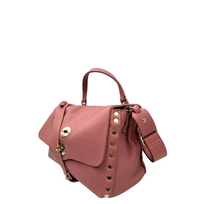 Lato sinistro di una Borsa Zanellato in pelle rosa con parti metalliche in oro chiaro munita di un manico singolo e una tracolla amovibile e regolabile. Originale, usata, di lusso, in ottime condizioni