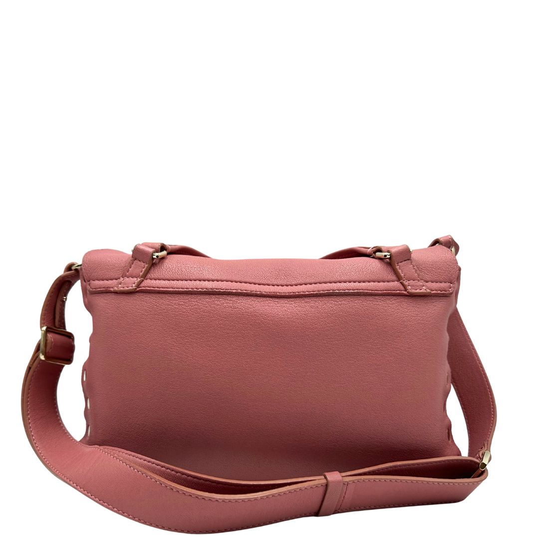 Retro di una Borsa Zanellato in pelle rosa con parti metalliche in oro chiaro munita di un manico singolo e una tracolla amovibile e regolabile. Originale, usata, di lusso, in ottime condizioni