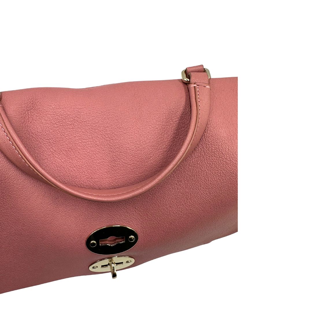 Manico di una Borsa Zanellato in pelle rosa con parti metalliche in oro chiaro munita di un manico singolo e una tracolla amovibile e regolabile. Originale, usata, di lusso, in ottime condizioni