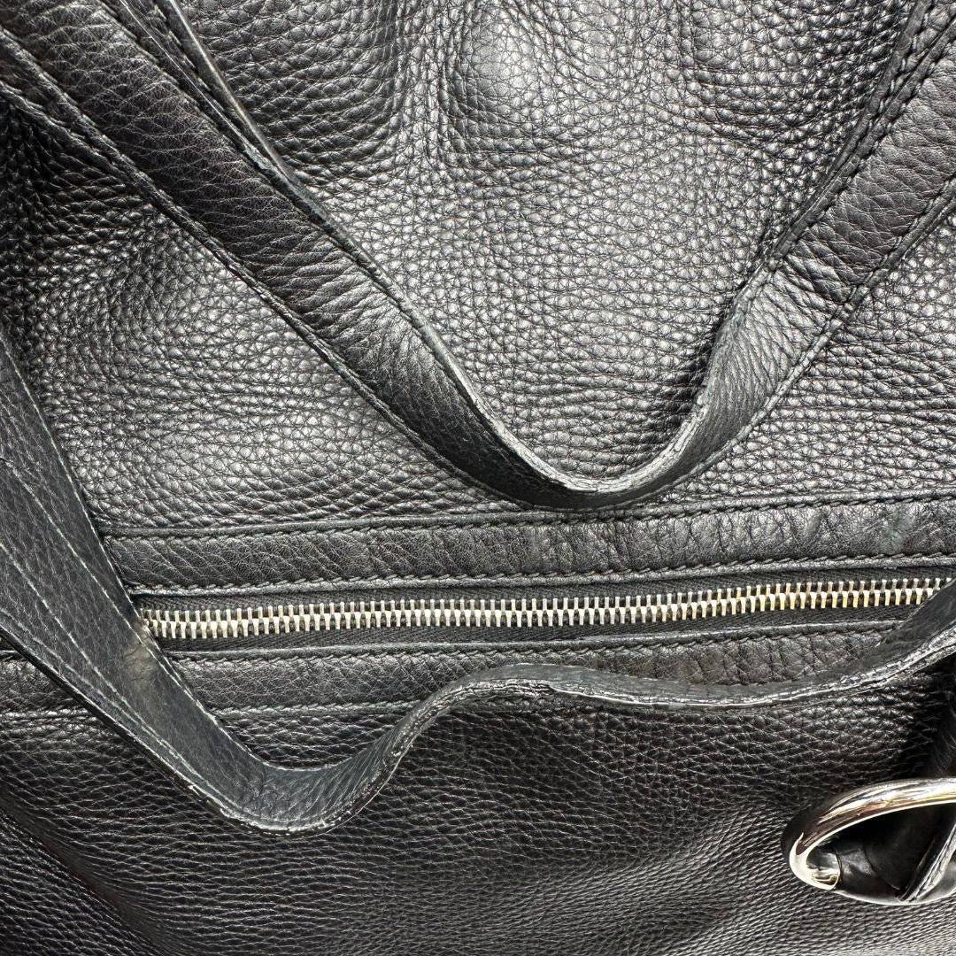 Borsa Gucci in pelle nera martellata con parti metalliche argentate; munita di doppi manici, indossabile a spalla, di lusso, originale, ottime condizioni.