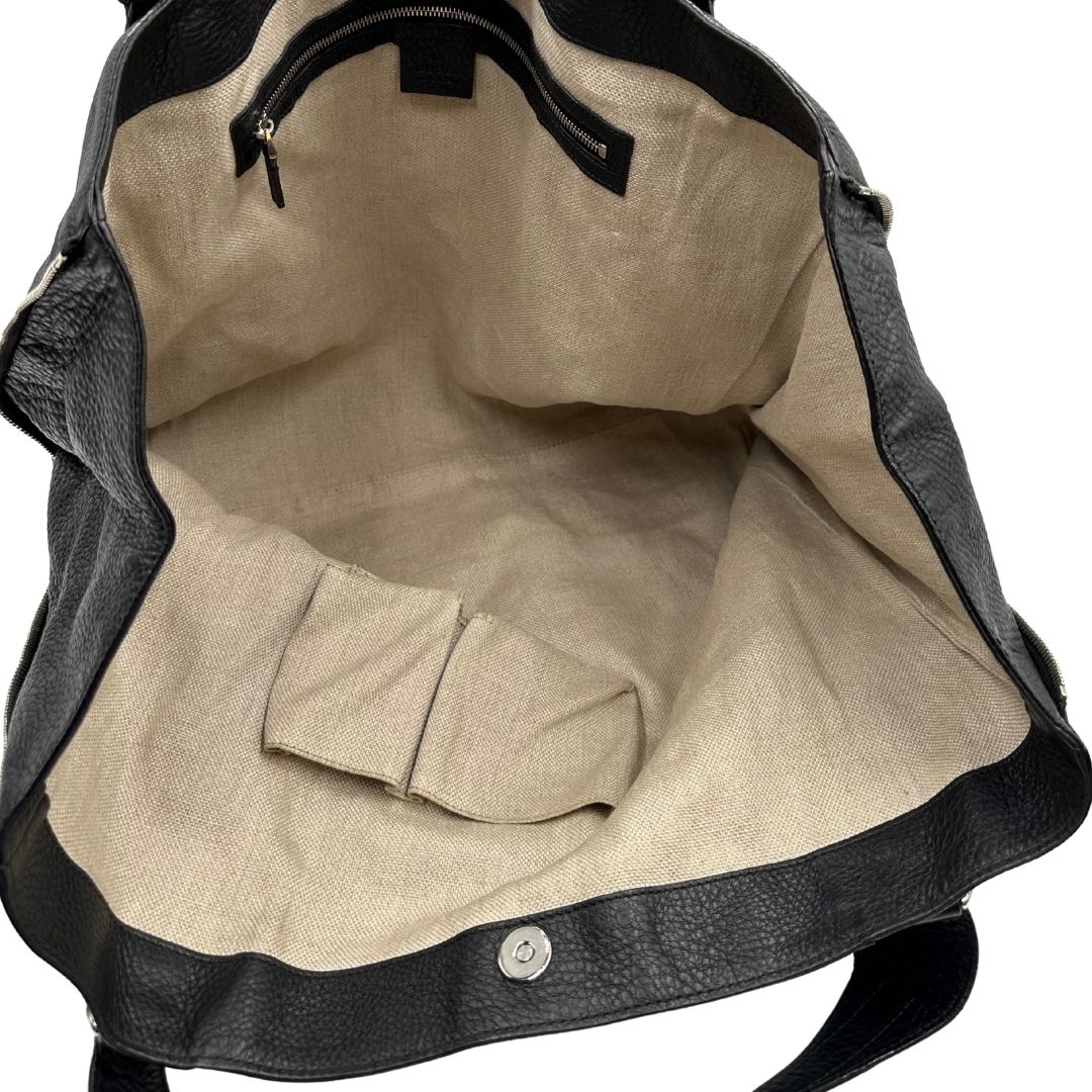 interno Borsa Gucci in pelle nera martellata con parti metalliche argentate; munita di doppi manici, indossabile a spalla, di lusso, originale, ottime condizioni.