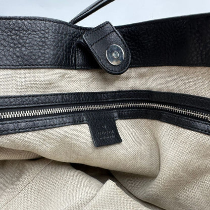 interno Borsa Gucci in pelle nera martellata con parti metalliche argentate; munita di doppi manici, indossabile a spalla, di lusso, originale, ottime condizioni.