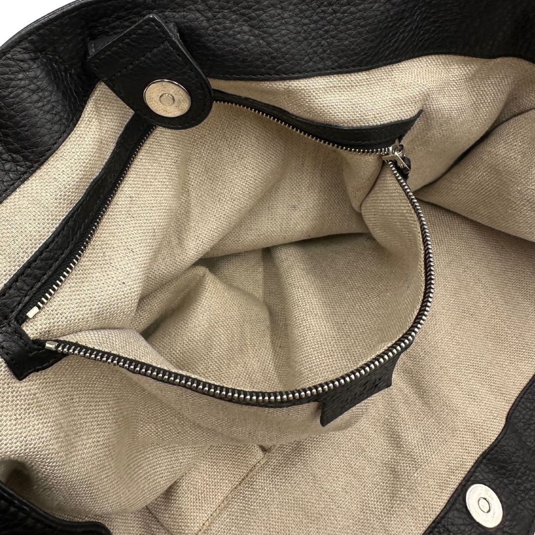 interno Borsa Gucci in pelle nera martellata con parti metalliche argentate; munita di doppi manici, indossabile a spalla, di lusso, originale, ottime condizioni.