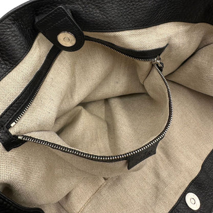 interno Borsa Gucci in pelle nera martellata con parti metalliche argentate; munita di doppi manici, indossabile a spalla, di lusso, originale, ottime condizioni.