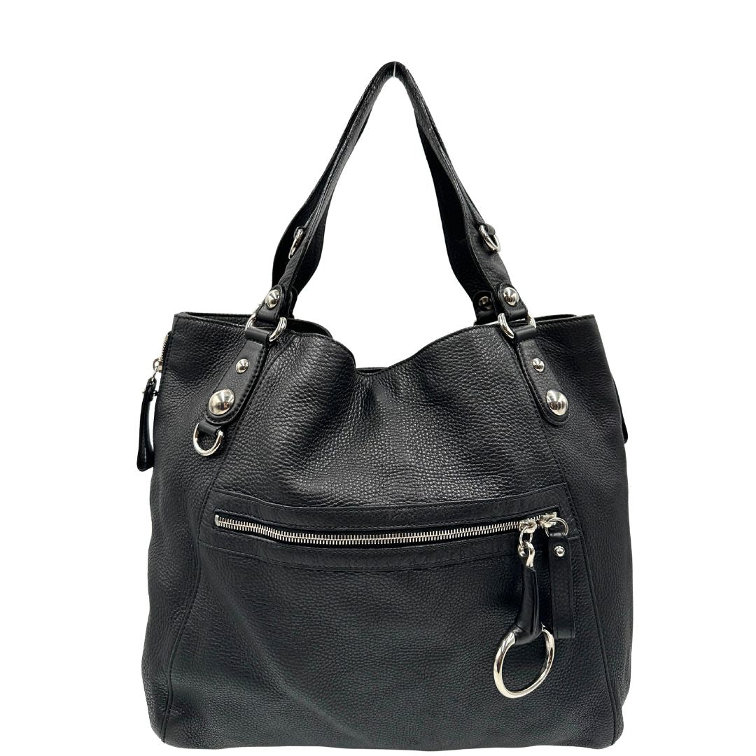 front Borsa Gucci in pelle nera martellata con parti metalliche argentate; munita di doppi manici, indossabile a spalla, di lusso, originale, ottime condizioni.