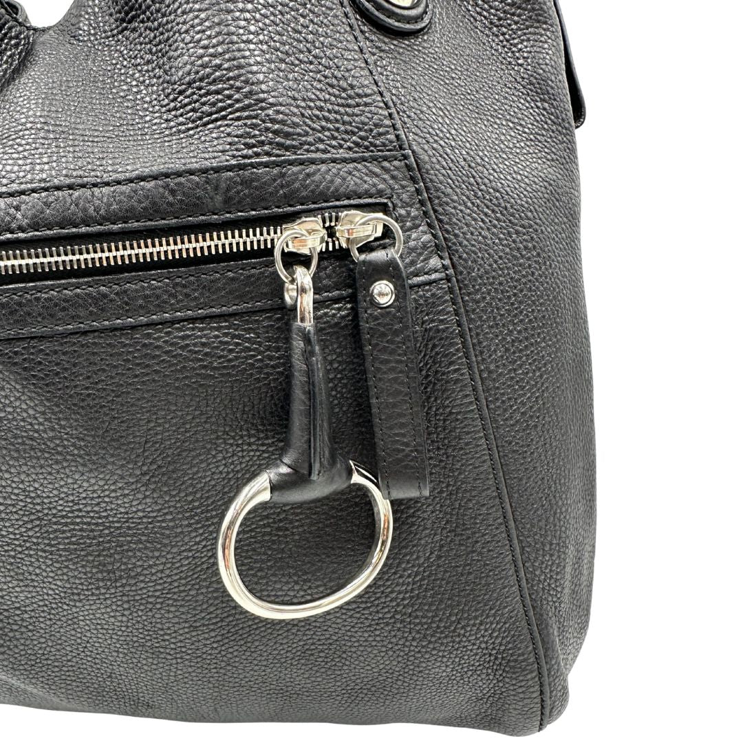 dettaglio Borsa Gucci in pelle nera martellata con parti metalliche argentate; munita di doppi manici, indossabile a spalla, di lusso, originale, ottime condizioni.