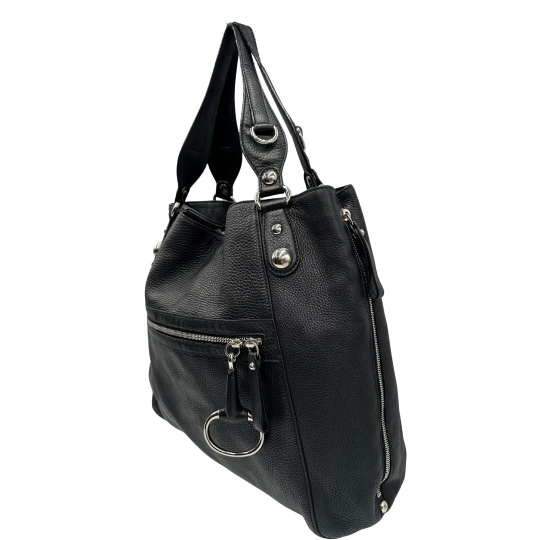 lato Borsa Gucci in pelle nera martellata con parti metalliche argentate; munita di doppi manici, indossabile a spalla, di lusso, originale, ottime condizioni. 