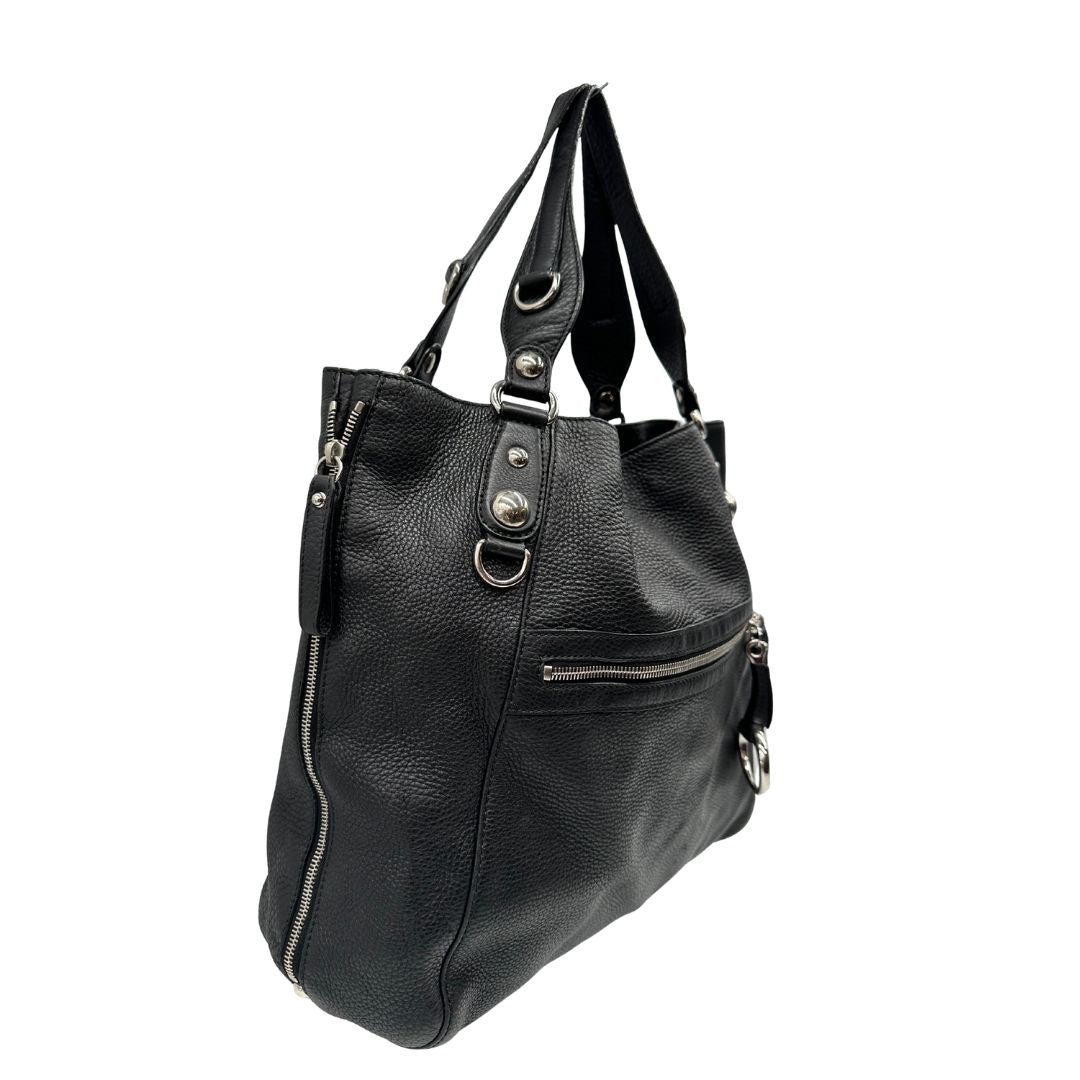 lato Borsa Gucci in pelle nera martellata con parti metalliche argentate; munita di doppi manici, indossabile a spalla, di lusso, originale, ottime condizioni. 