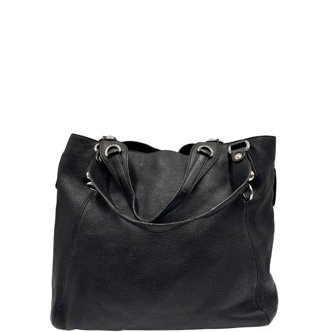 retro Borsa Gucci in pelle nera martellata con parti metalliche argentate; munita di doppi manici, indossabile a spalla, di lusso, originale, ottime condizioni. 