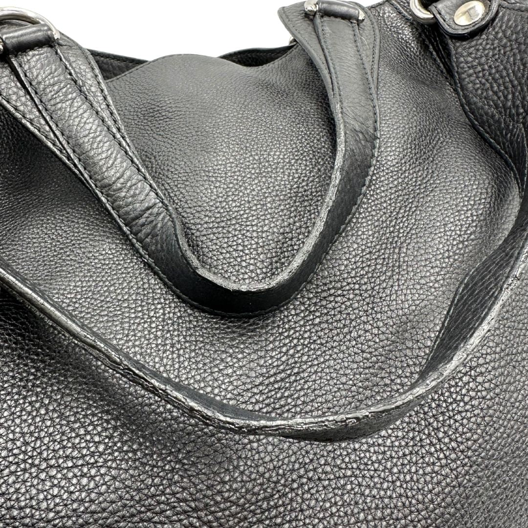 manici Borsa Gucci in pelle nera martellata con parti metalliche argentate; munita di doppi manici, indossabile a spalla, di lusso, originale, ottime condizioni.