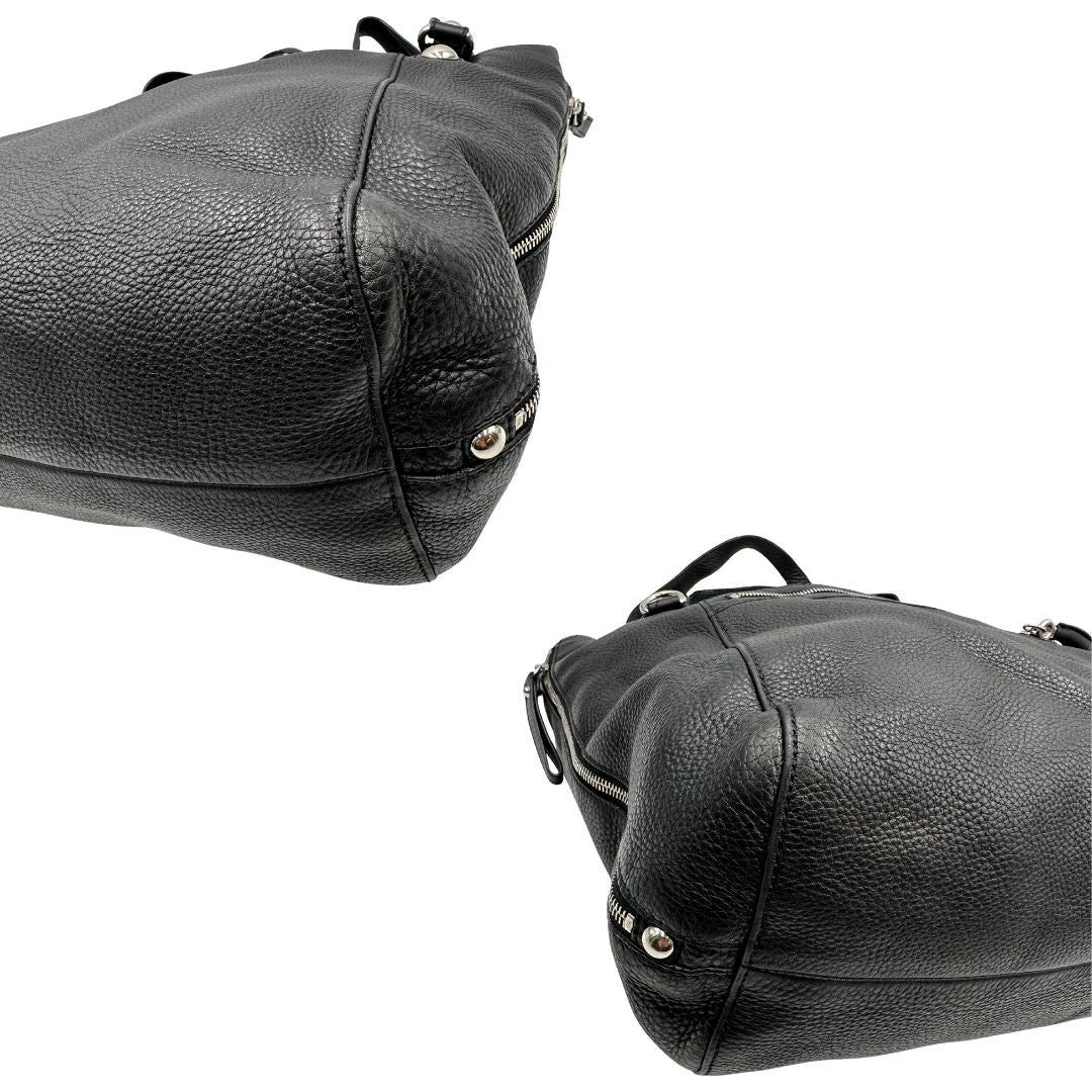 angoli Borsa Gucci in pelle nera martellata con parti metalliche argentate; munita di doppi manici, indossabile a spalla, di lusso, originale, ottime condizioni.