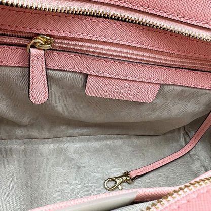 interno  Borsa M.K. in pelle rosa con parti metalliche dorate; munita di doppi manici stondati e una tracolla amovibile e regolabile, di lusso,originale, usata.