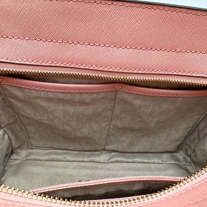 interno  Borsa M.K. in pelle rosa con parti metalliche dorate; munita di doppi manici stondati e una tracolla amovibile e regolabile, di lusso,originale, usata.