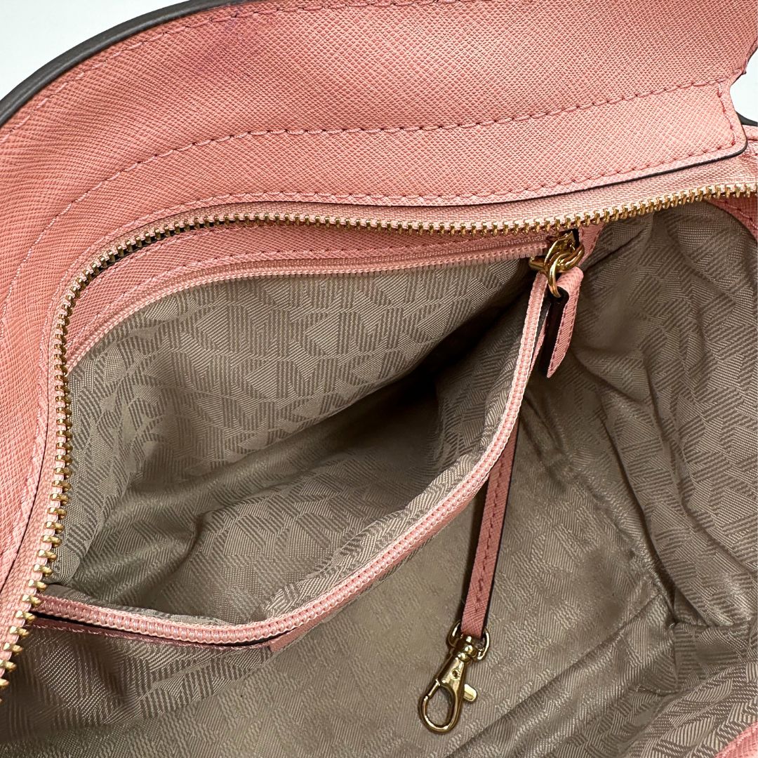 interno  Borsa M.K. in pelle rosa con parti metalliche dorate; munita di doppi manici stondati e una tracolla amovibile e regolabile, di lusso,originale, usata.