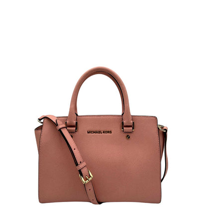 front  Borsa M.K. in pelle rosa con parti metalliche dorate; munita di doppi manici stondati e una tracolla amovibile e regolabile, di lusso,originale, usata. 