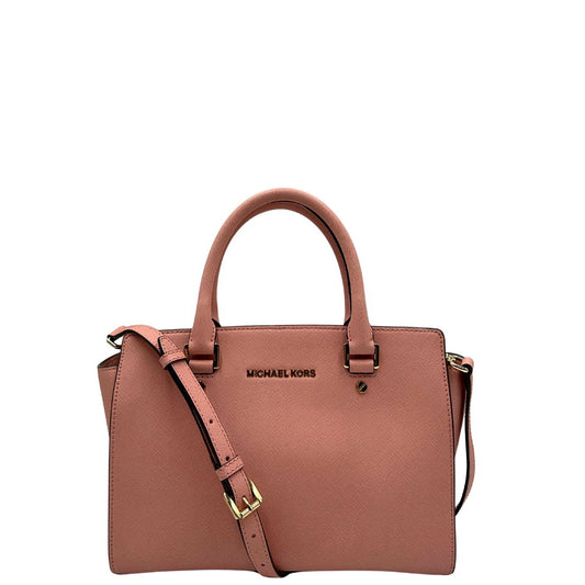 front  Borsa M.K. in pelle rosa con parti metalliche dorate; munita di doppi manici stondati e una tracolla amovibile e regolabile, di lusso,originale, usata. 