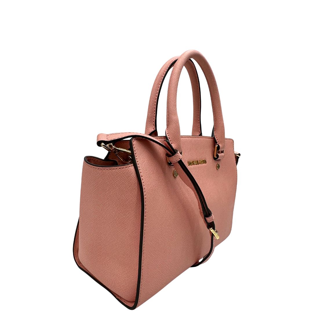 lato  Borsa M.K. in pelle rosa con parti metalliche dorate; munita di doppi manici stondati e una tracolla amovibile e regolabile, di lusso,originale, usata.