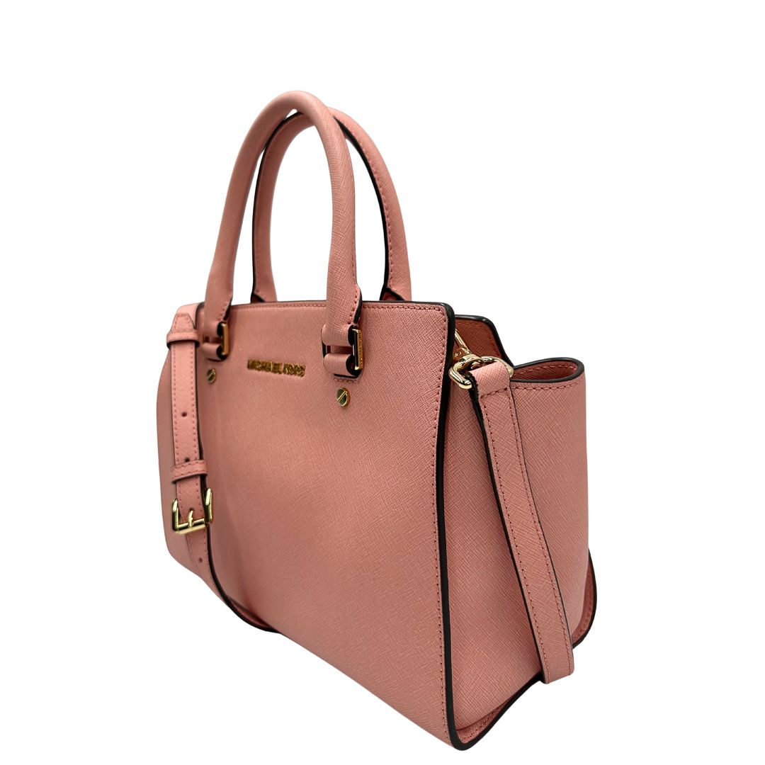 lato  Borsa M.K. in pelle rosa con parti metalliche dorate; munita di doppi manici stondati e una tracolla amovibile e regolabile, di lusso,originale, usata.