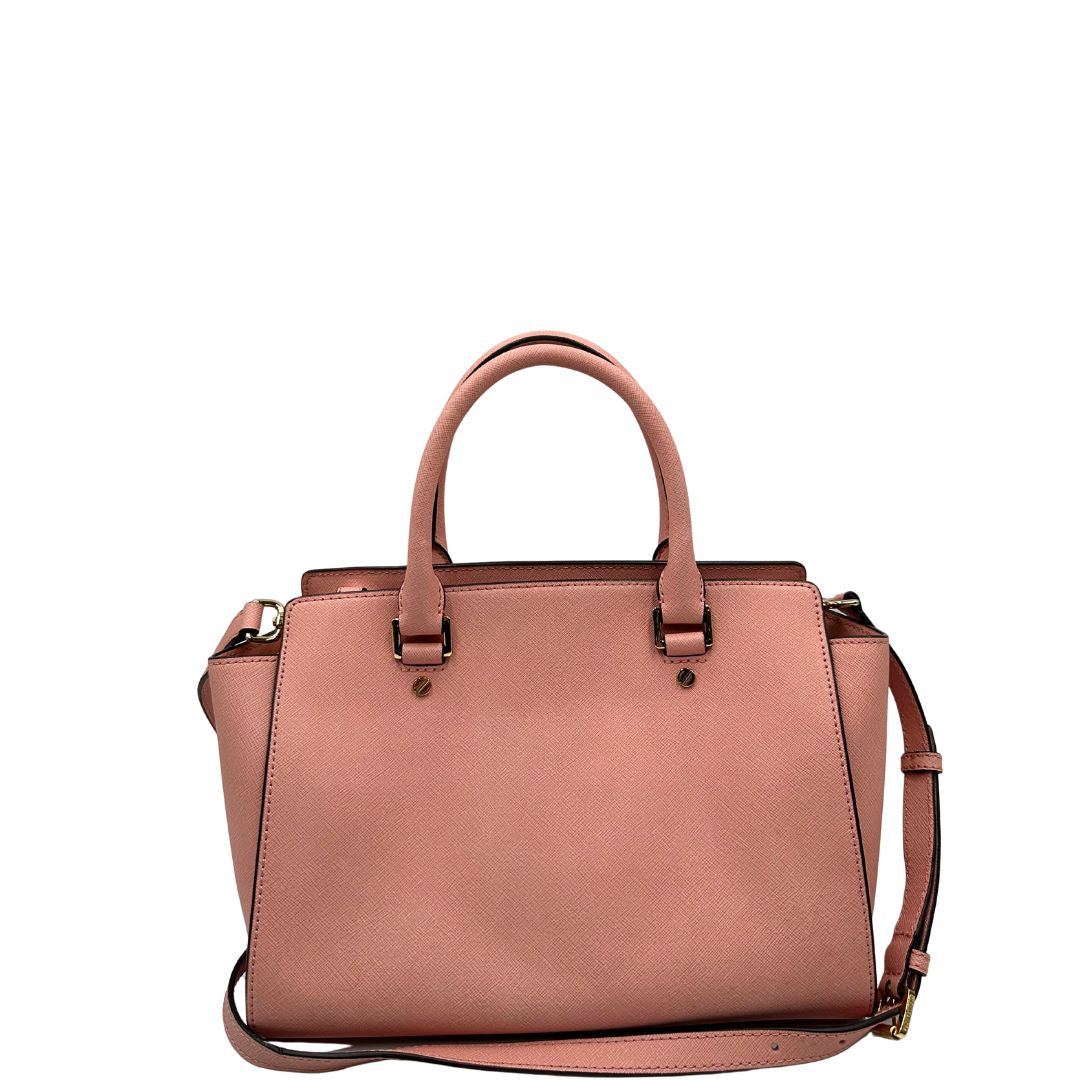 retro  Borsa M.K. in pelle rosa con parti metalliche dorate; munita di doppi manici stondati e una tracolla amovibile e regolabile, di lusso,originale, usata.