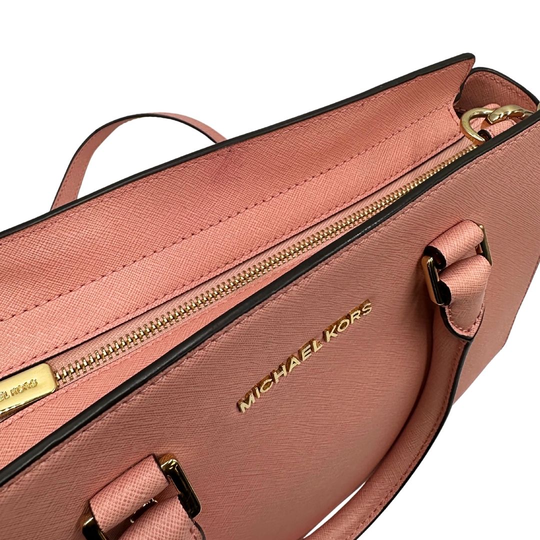 cerniera  Borsa M.K. in pelle rosa con parti metalliche dorate; munita di doppi manici stondati e una tracolla amovibile e regolabile, di lusso,originale, usata.