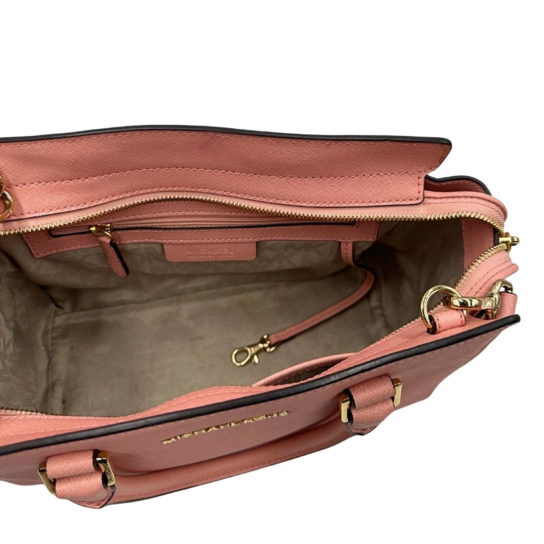 interno  Borsa M.K. in pelle rosa con parti metalliche dorate; munita di doppi manici stondati e una tracolla amovibile e regolabile, di lusso,originale, usata.