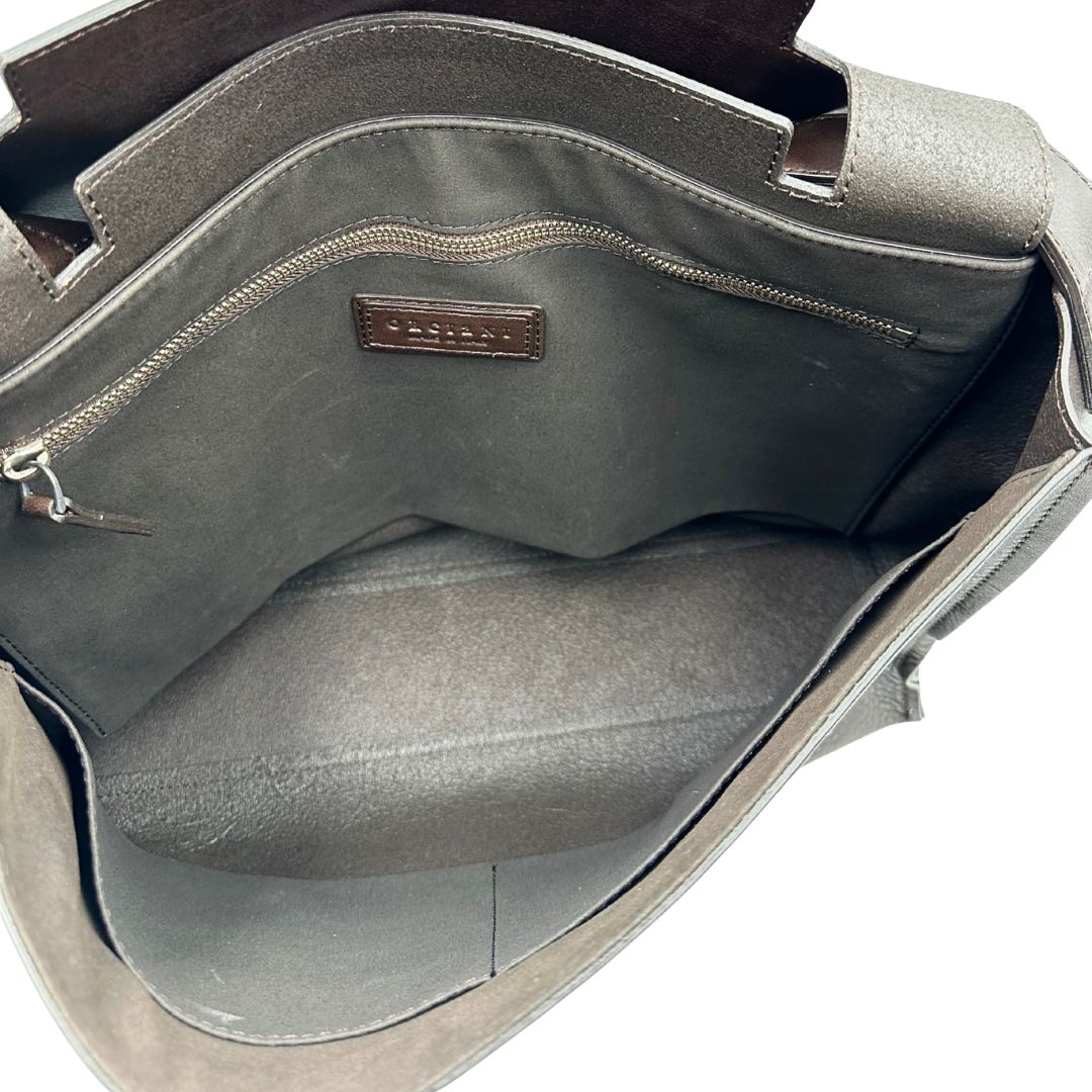 interno Borsa Orciani in pelle marrone con parti metalliche argentate; munita di un manico singolo e una tracolla regolabile. Completa di dustbag, di lusso, originale, ottime condizioni.