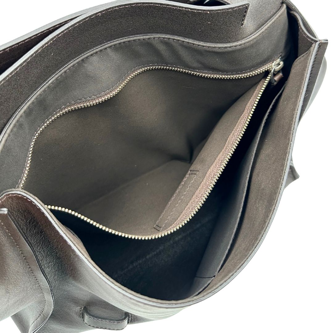 interno Borsa Orciani in pelle marrone con parti metalliche argentate; munita di un manico singolo e una tracolla regolabile. Completa di dustbag, di lusso, originale, ottime condizioni.