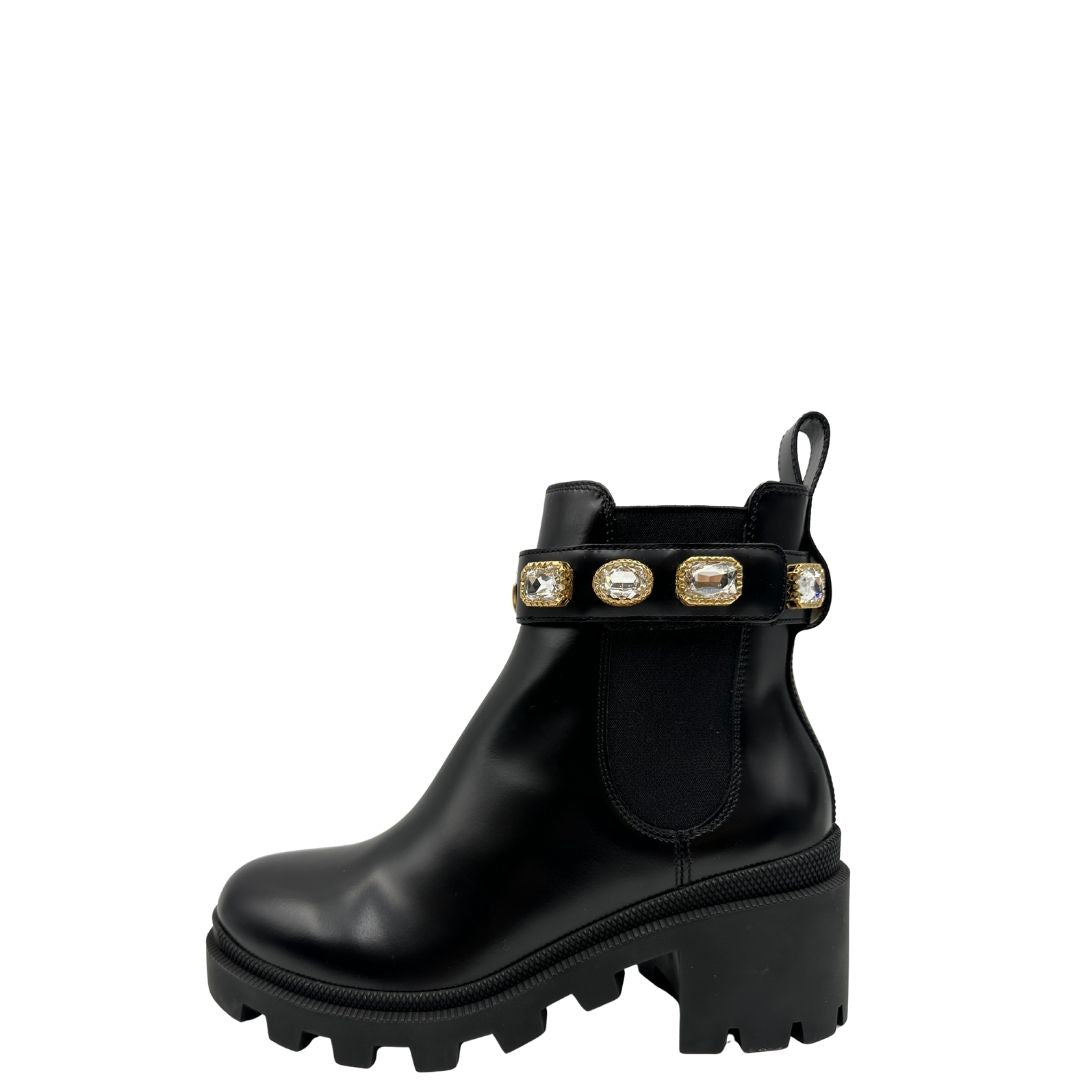 Stivaletti Gucci in pelle nera con inserti metallici dorati, zirconi e logo GG in metallo