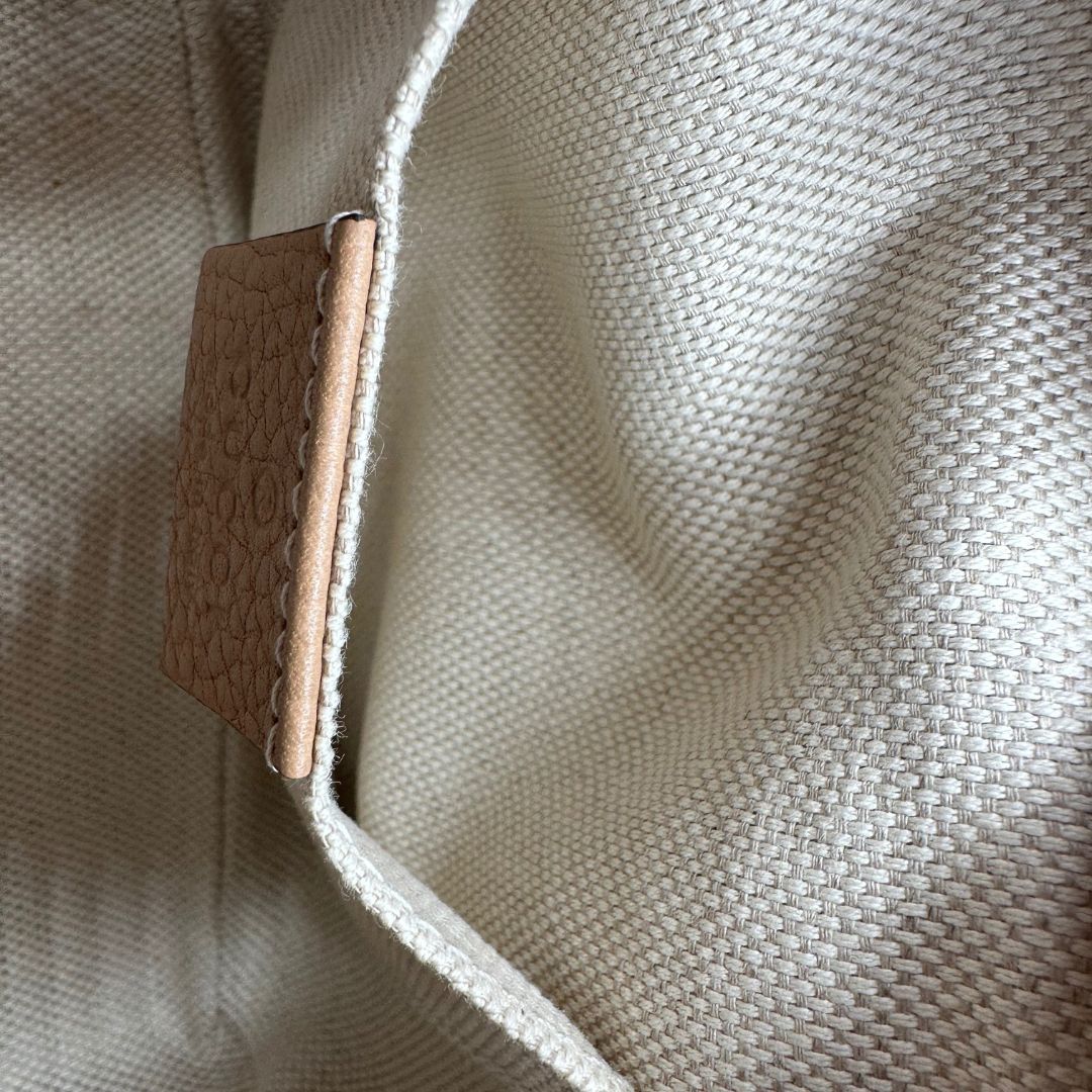 interno Borsa Gucci in pelle martellata beige con parti metalliche dorate; munita di una tracolla regolabile. Completa di dustbag, di lusso, originale, ottime condizioni. 