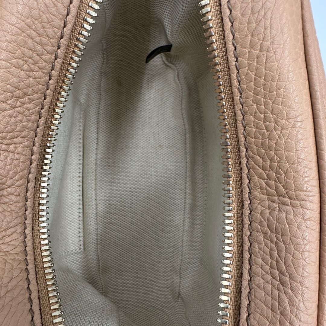interno Borsa Gucci in pelle martellata beige con parti metalliche dorate; munita di una tracolla regolabile. Completa di dustbag, di lusso, originale, ottime condizioni. 