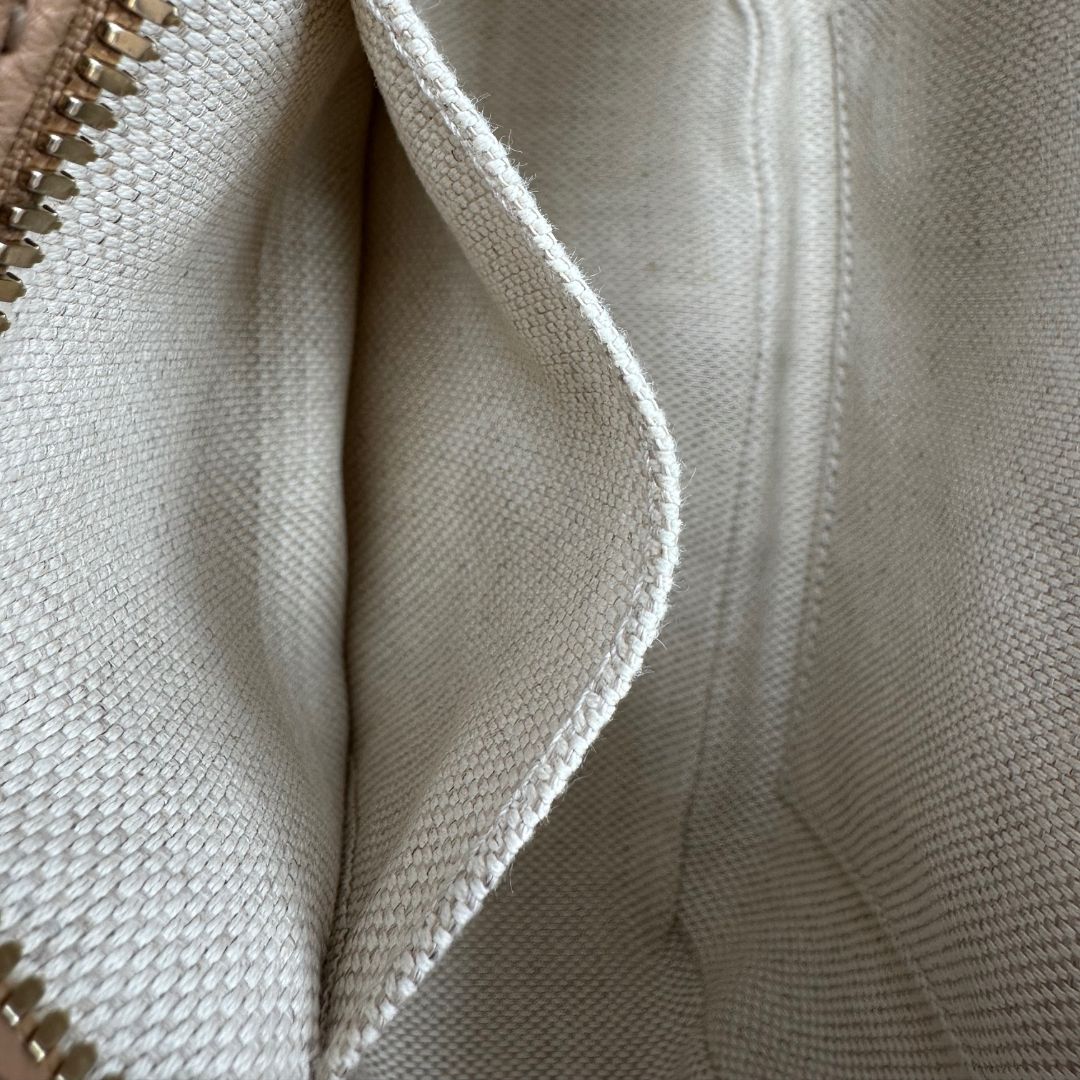 interno Borsa Gucci in pelle martellata beige con parti metalliche dorate; munita di una tracolla regolabile. Completa di dustbag, di lusso, originale, ottime condizioni. 