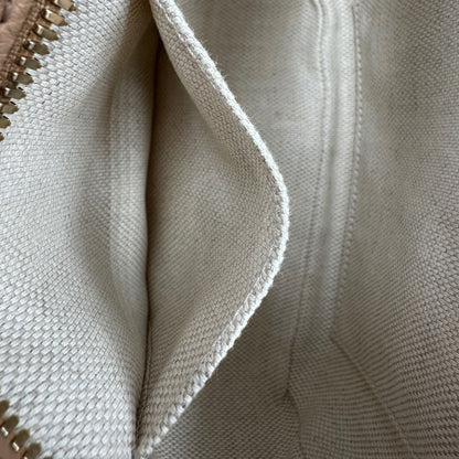 interno Borsa Gucci in pelle martellata beige con parti metalliche dorate; munita di una tracolla regolabile. Completa di dustbag, di lusso, originale, ottime condizioni. 