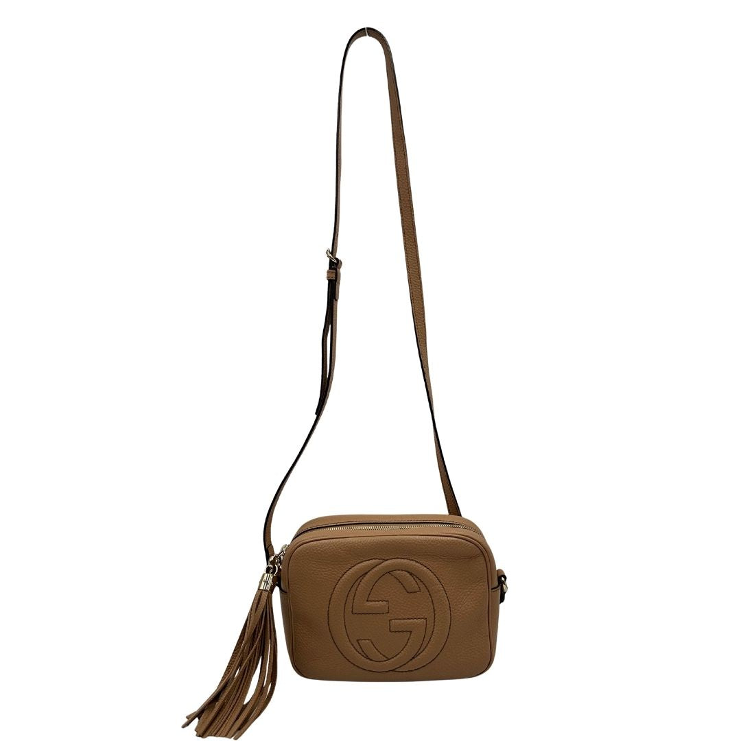 front Borsa Gucci in pelle martellata beige con parti metalliche dorate; munita di una tracolla regolabile. Completa di dustbag, di lusso, originale, ottime condizioni. 