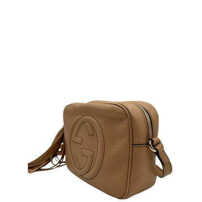 lato Borsa Gucci in pelle martellata beige con parti metalliche dorate; munita di una tracolla regolabile. Completa di dustbag, di lusso, originale, ottime condizioni. 