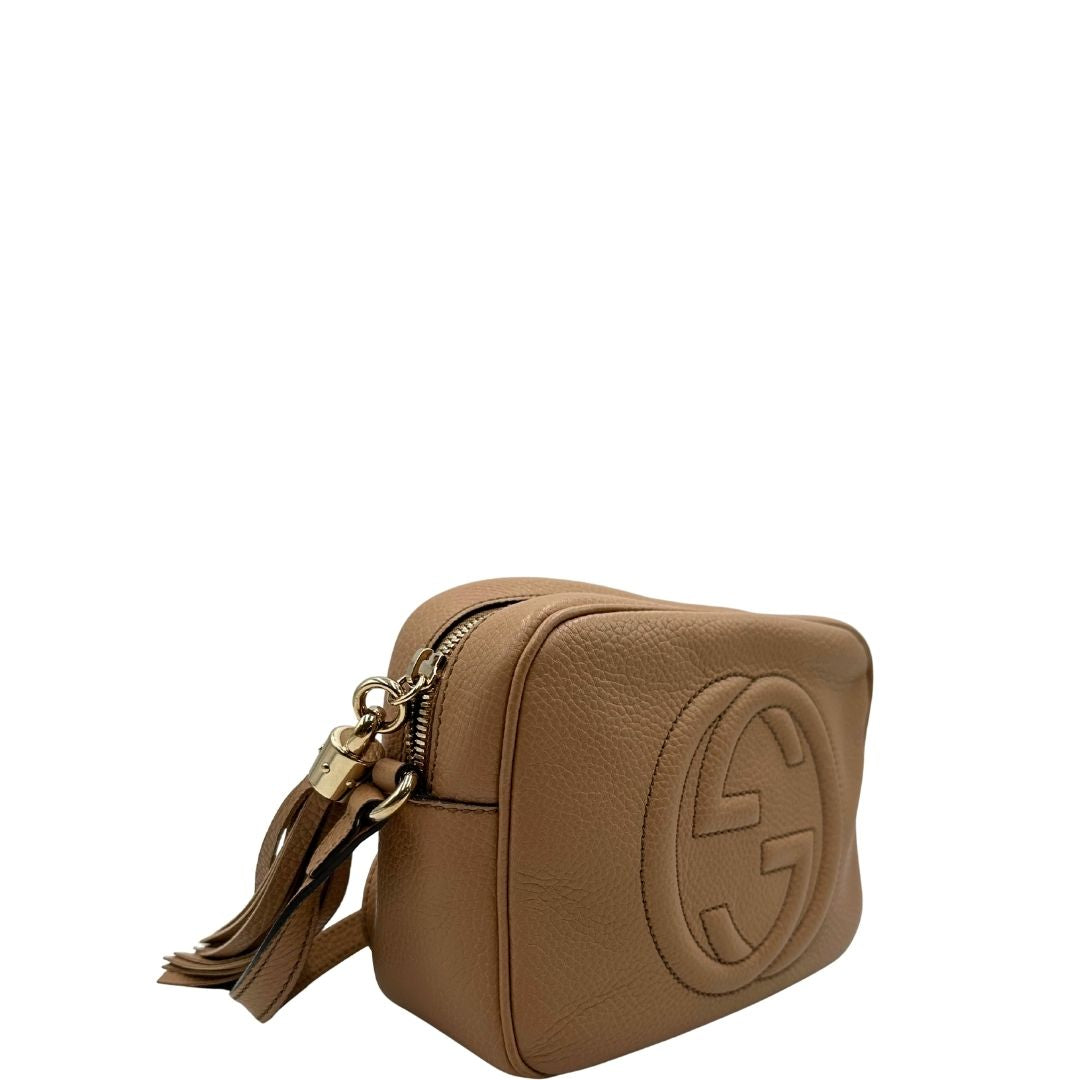 lato Borsa Gucci in pelle martellata beige con parti metalliche dorate; munita di una tracolla regolabile. Completa di dustbag, di lusso, originale, ottime condizioni. 