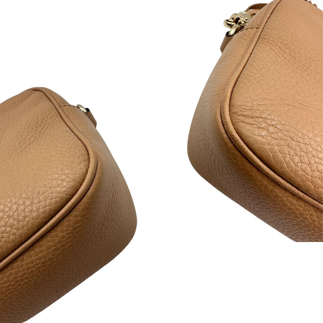 angoli Borsa Gucci in pelle martellata beige con parti metalliche dorate; munita di una tracolla regolabile. Completa di dustbag, di lusso, originale, ottime condizioni.