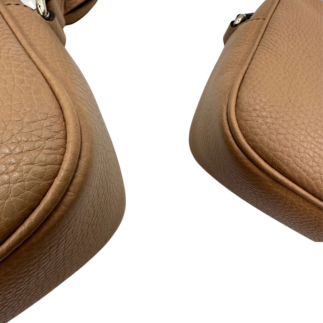 Borsa Gucci in pelle martellata beige con parti metalliche dorate; munita di una tracolla regolabile. Completa di dustbag, di lusso, originale, ottime condizioni.