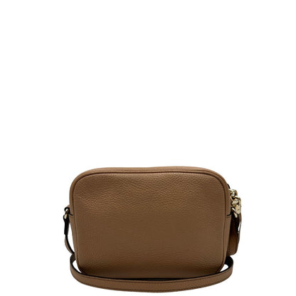 retro Borsa Gucci in pelle martellata beige con parti metalliche dorate; munita di una tracolla regolabile. Completa di dustbag, di lusso, originale, ottime condizioni. 