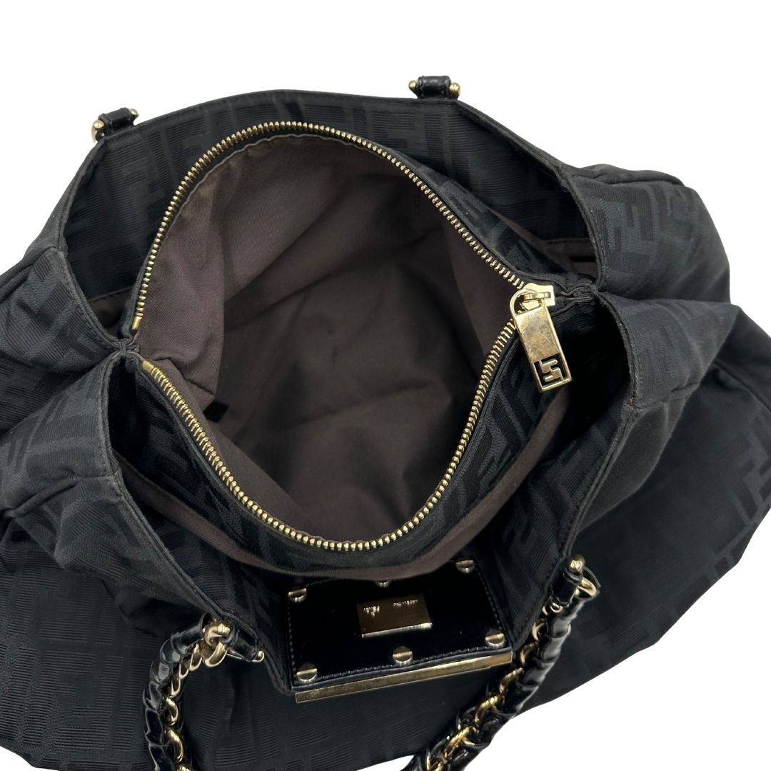 interno Borsa Fendi in tessuto nero con trama Zucca con finiture in pelle tono su tono e parti metalliche dorate; munita di doppi manici in pelle e catena. Completa di dustbag, di lusso, originale, ottime condizioni, usata. 